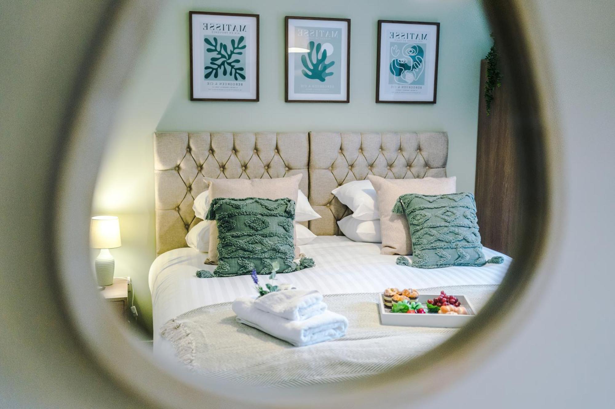 New! 4 X Stunning Centre In By 53 Degrees Property, Ideal For Individuals, Couples Or Business Groups! Apartment Chester
