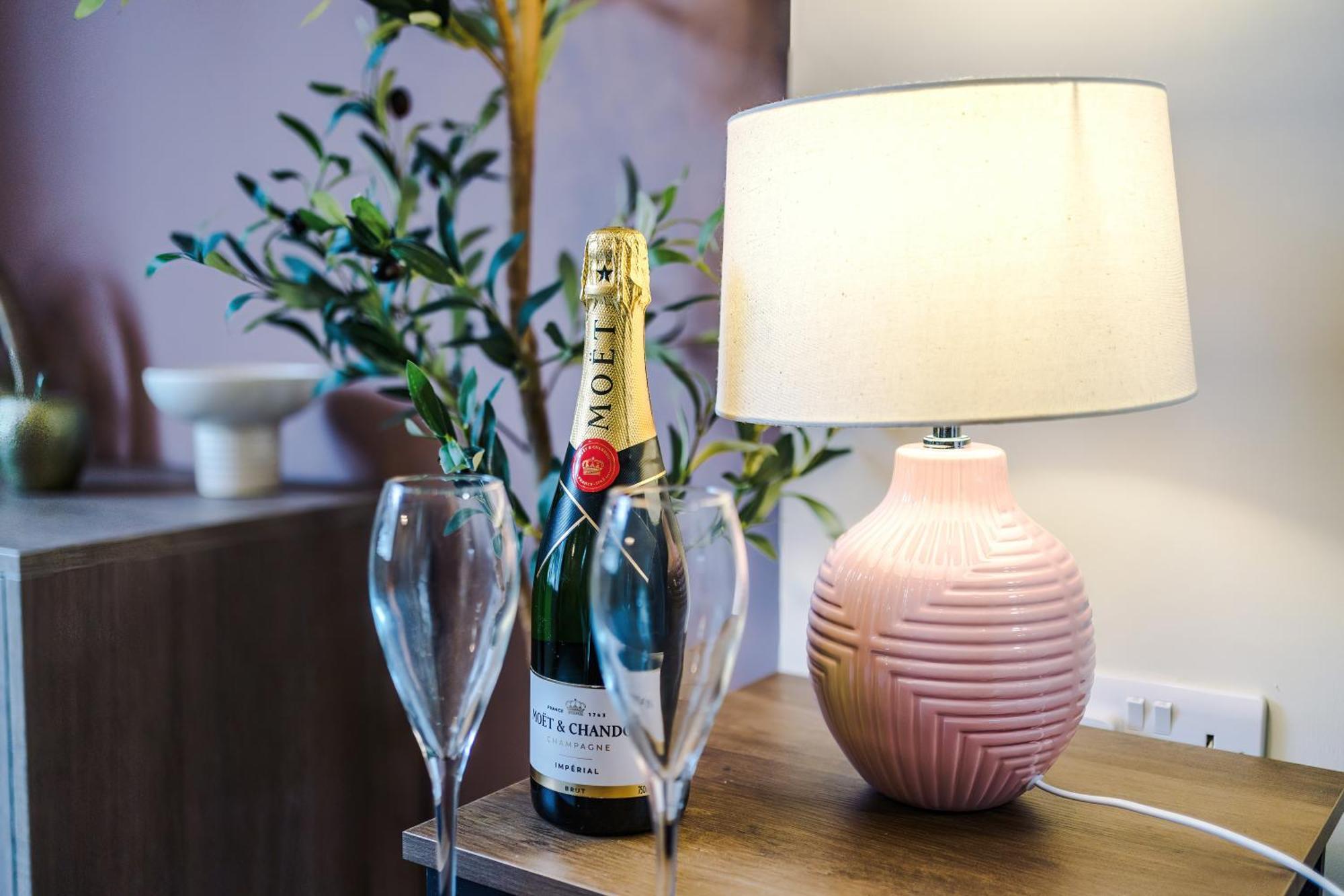 New! 4 X Stunning Centre In By 53 Degrees Property, Ideal For Individuals, Couples Or Business Groups! *