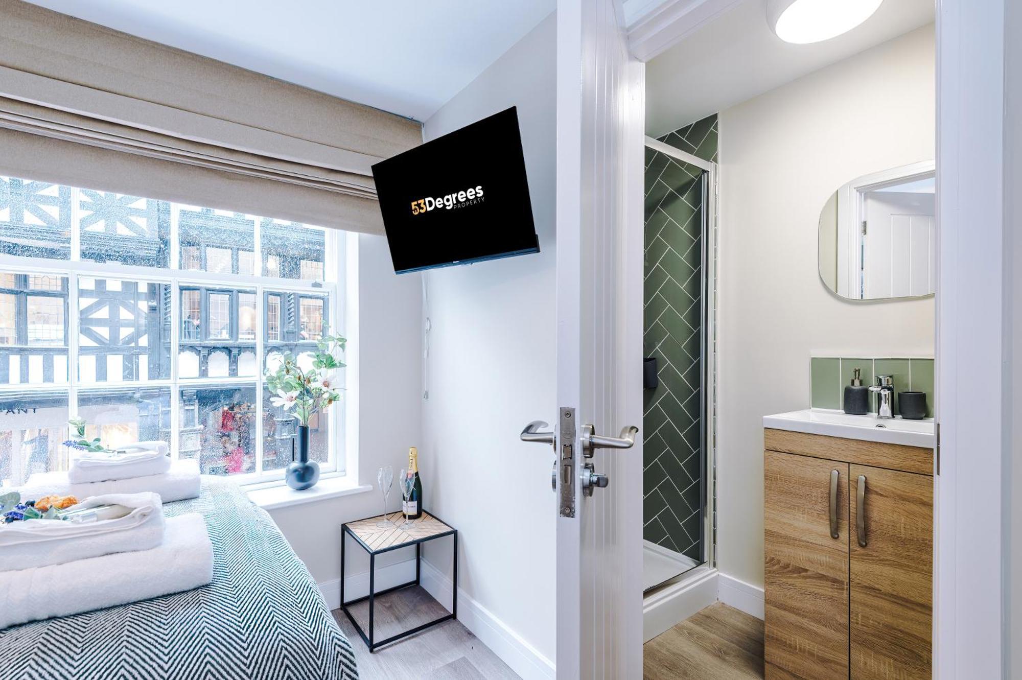 New! 4 X Stunning Centre In By 53 Degrees Property, Ideal For Individuals, Couples Or Business Groups! Chester
