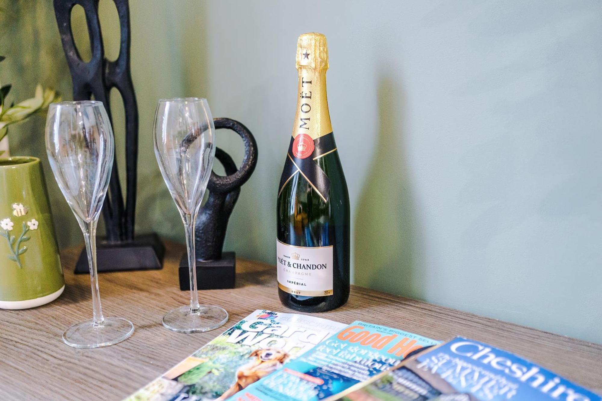 Apartment New! 4 X Stunning Centre In By 53 Degrees Property, Ideal For Individuals, Couples Or Business Groups!