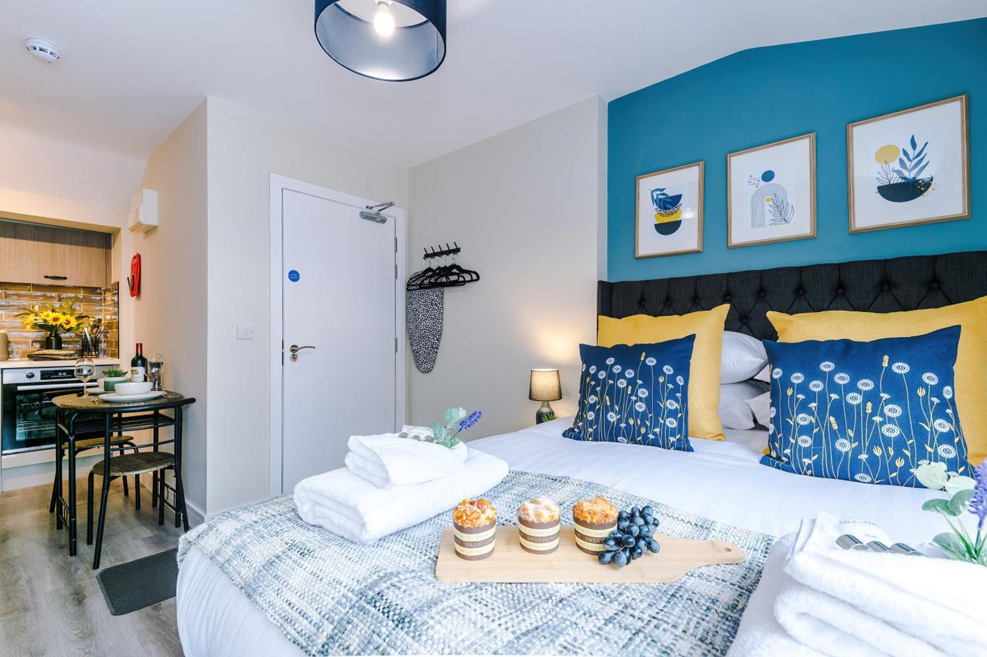 New! 4 X Stunning Centre In By 53 Degrees Property, Ideal For Individuals, Couples Or Business Groups! *