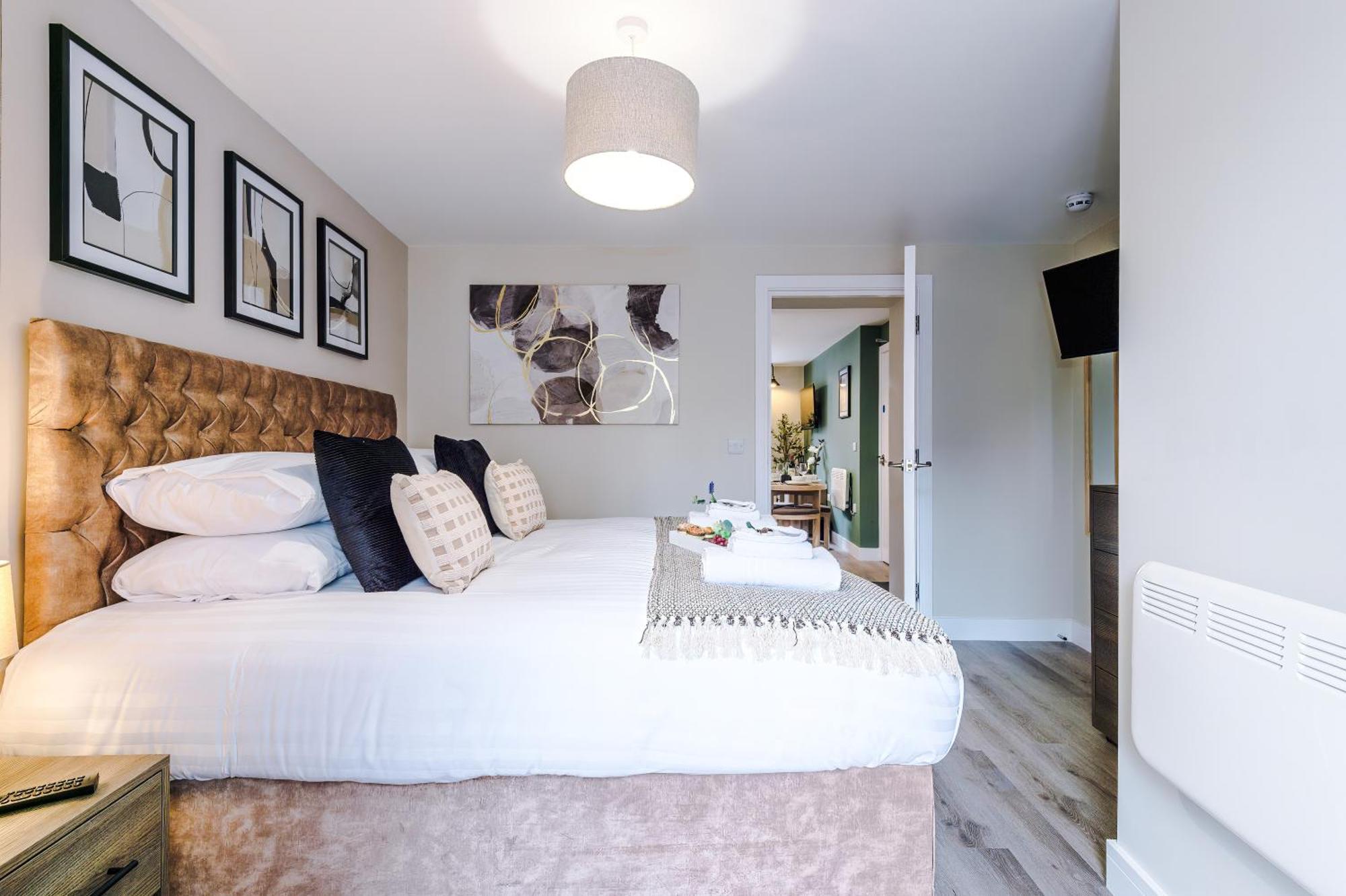 New! 4 X Stunning Centre In By 53 Degrees Property, Ideal For Individuals, Couples Or Business Groups! Apartment