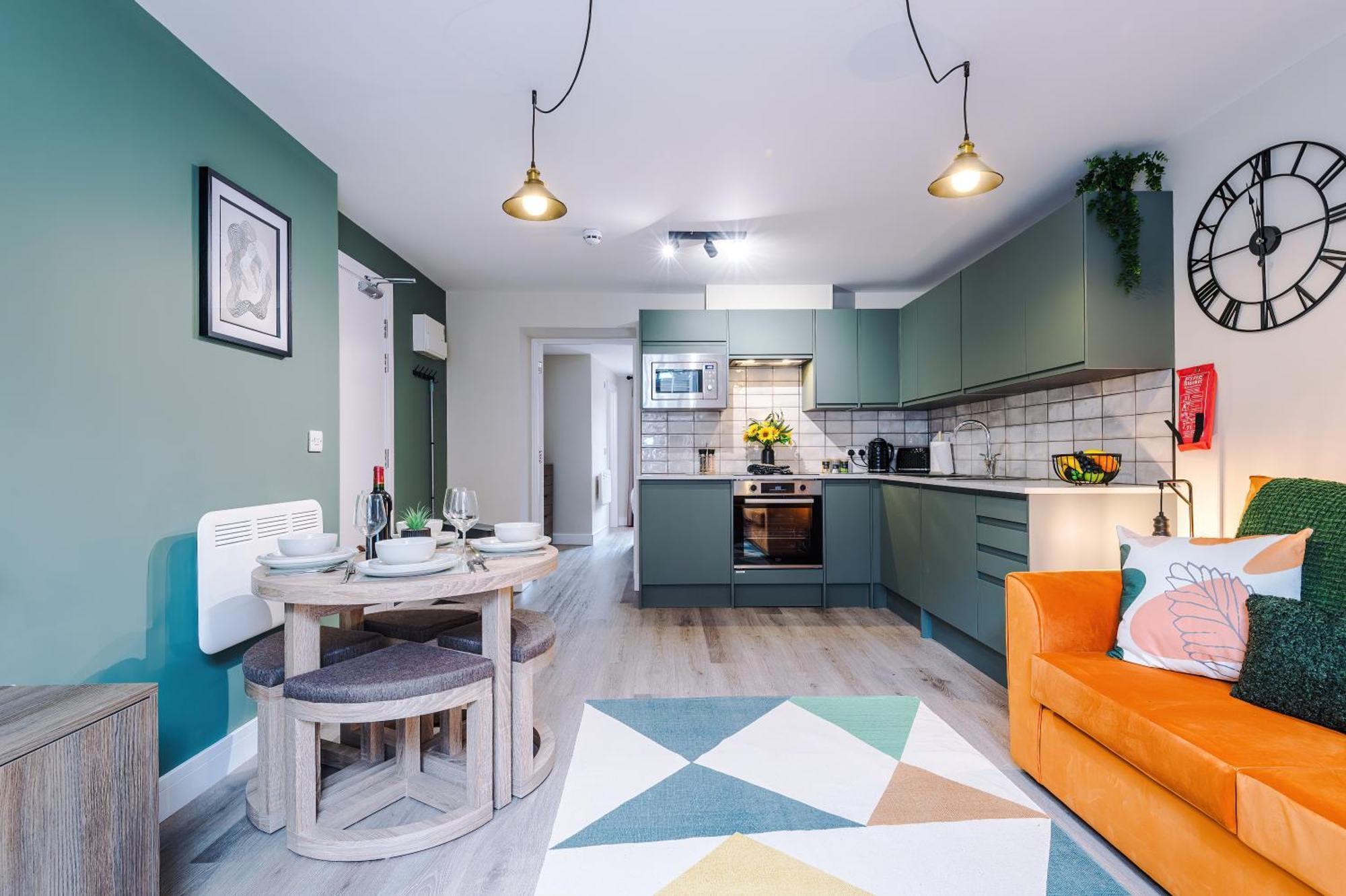 New! 4 X Stunning Centre In By 53 Degrees Property, Ideal For Individuals, Couples Or Business Groups! Apartment