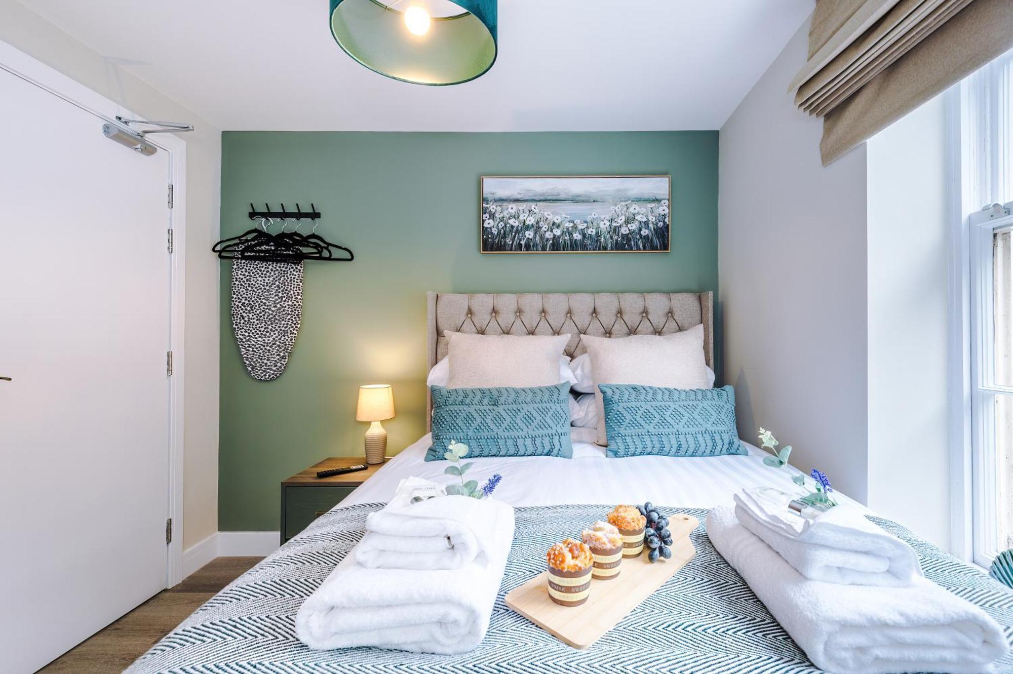 New! 4 X Stunning Centre In By 53 Degrees Property, Ideal For Individuals, Couples Or Business Groups! *
