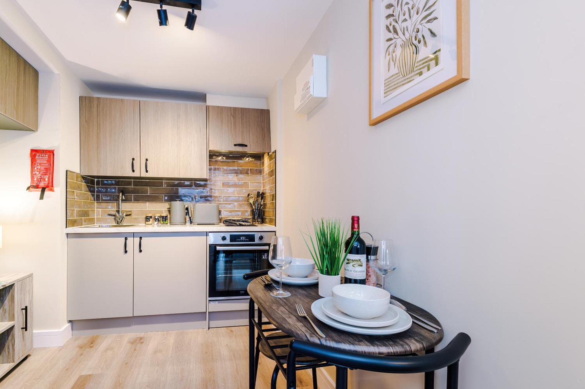 New! 4 X Stunning Centre In By 53 Degrees Property, Ideal For Individuals, Couples Or Business Groups! Apartment